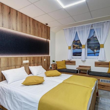 Riverside Inn - Dunaparti Szuteren Gyor Bagian luar foto