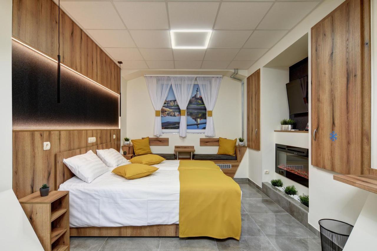 Riverside Inn - Dunaparti Szuteren Gyor Bagian luar foto