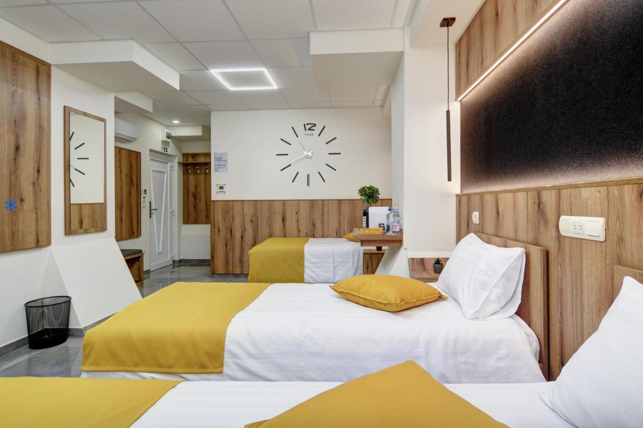 Riverside Inn - Dunaparti Szuteren Gyor Bagian luar foto