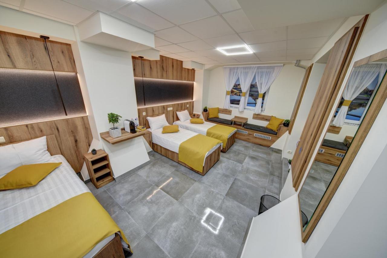 Riverside Inn - Dunaparti Szuteren Gyor Bagian luar foto