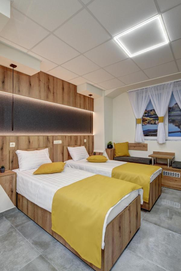 Riverside Inn - Dunaparti Szuteren Gyor Bagian luar foto