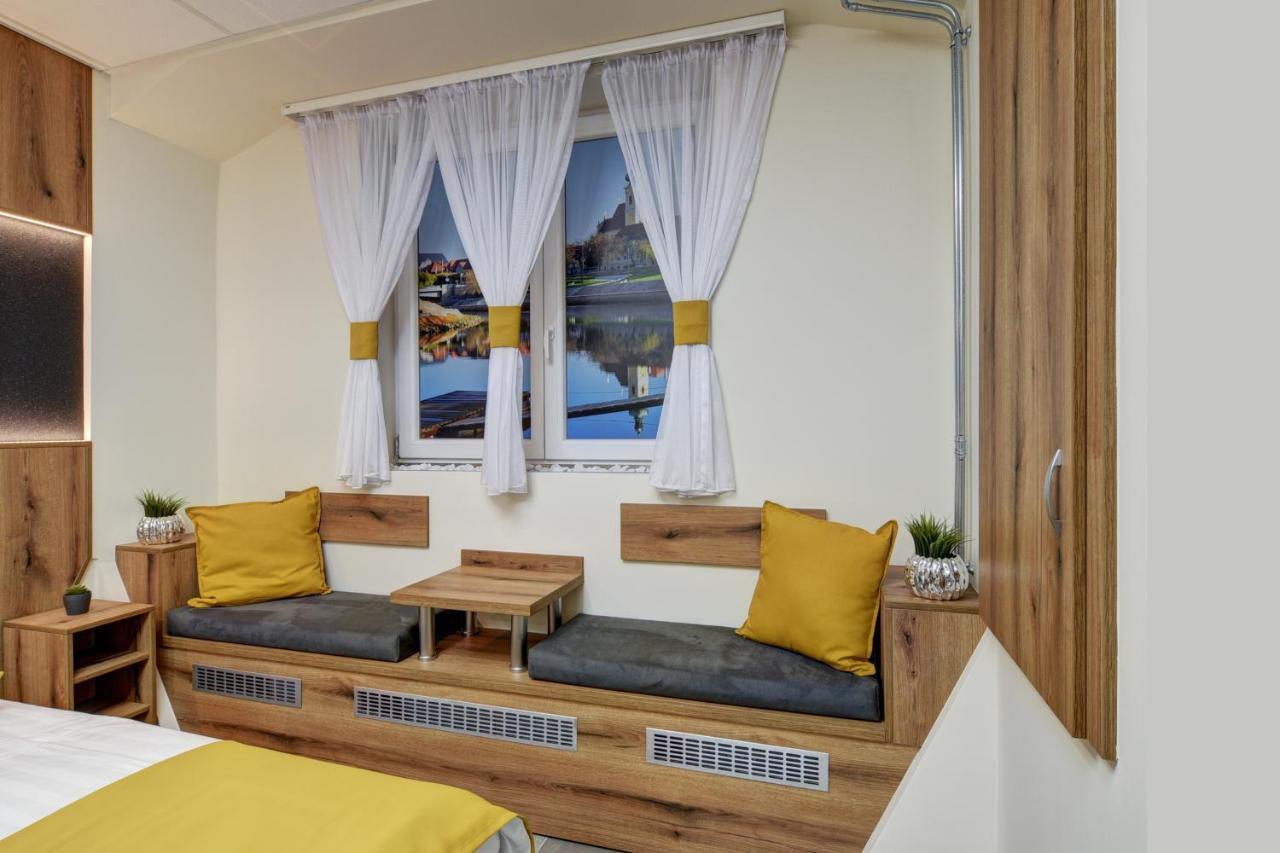 Riverside Inn - Dunaparti Szuteren Gyor Bagian luar foto