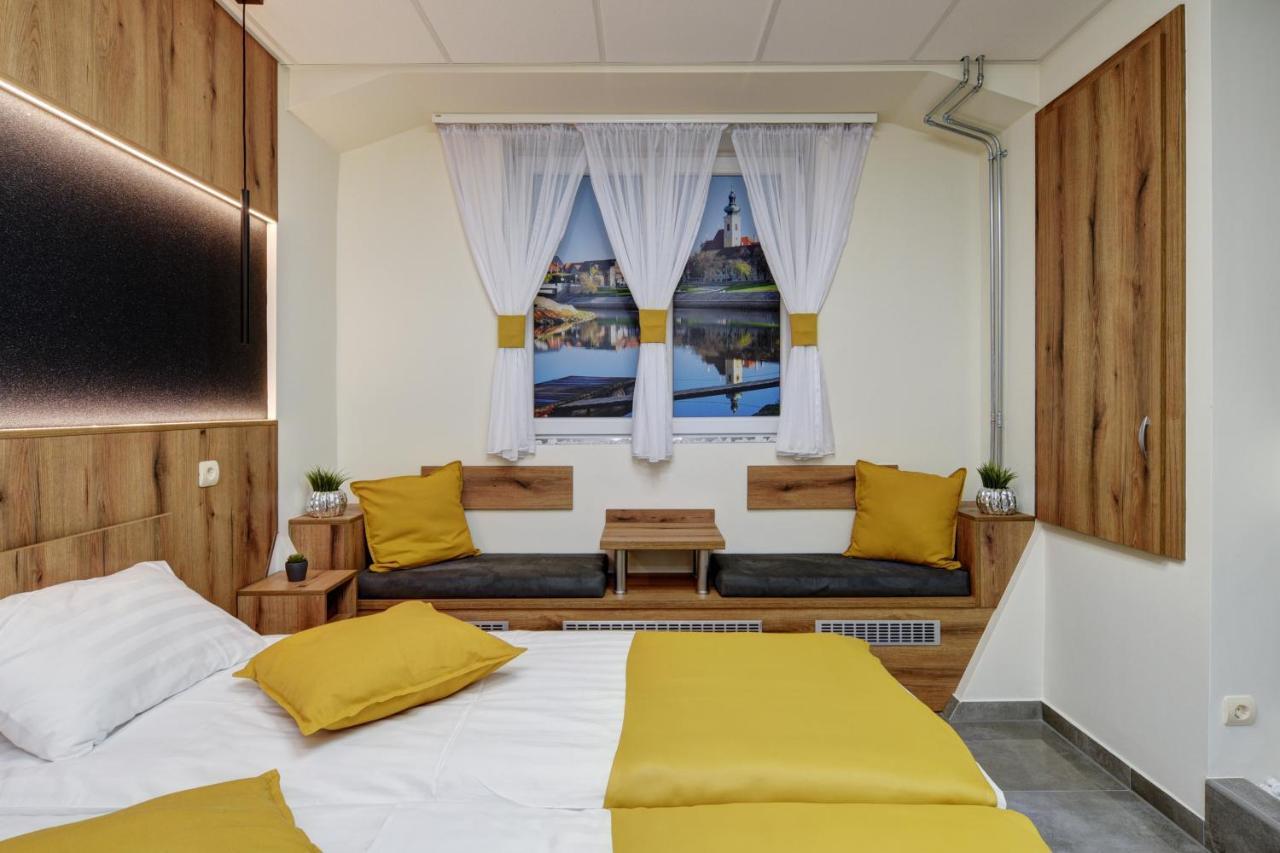 Riverside Inn - Dunaparti Szuteren Gyor Bagian luar foto