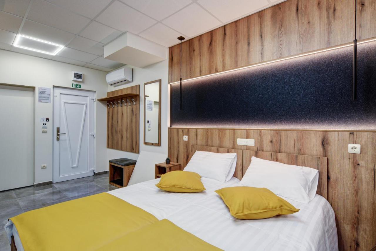 Riverside Inn - Dunaparti Szuteren Gyor Bagian luar foto